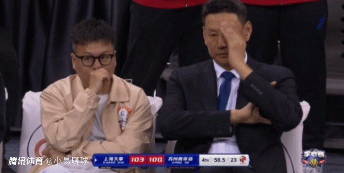 于是，他让自己镜头下的香港变成了一座色调灰暗的“冰雪之城”。